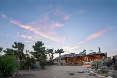 Sukha Life Retreat - Beautiful Views, Close to Jtnp W/Hot Tub! 2 Bedroom Home by RedAwning Hotels in Joshua Tree