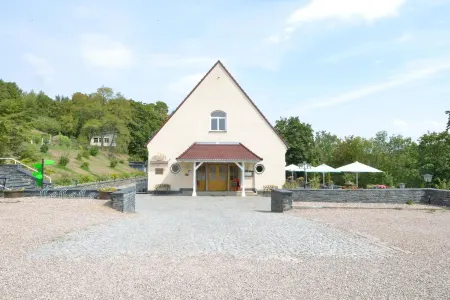 Land- Und Golfhotel Alte Fliegerschule Отели в г. Айзенах