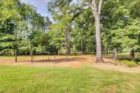 Charming Starkville Vacation Rental ~ 5 Mi to MSU! - parking