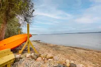 Suttons Bay Near Wineries Hot Tub, Fire Pit - Wifi