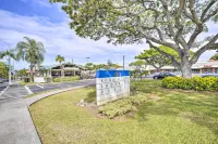 Sunny Central Condo Lanai and Community Pool Access