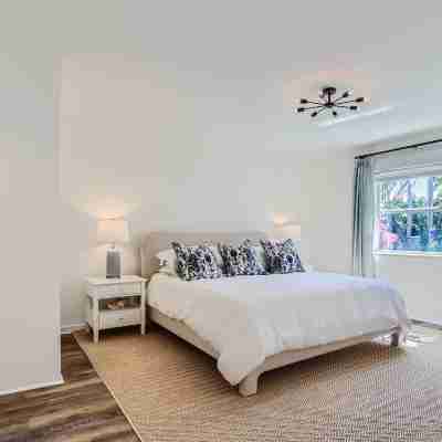 The Glenn House - Gather Poolside in a Breezy South End Getaway Rooms