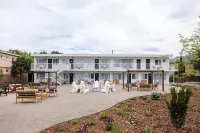 Kettle Valley Beach Resort Отели в г. Пентиктон