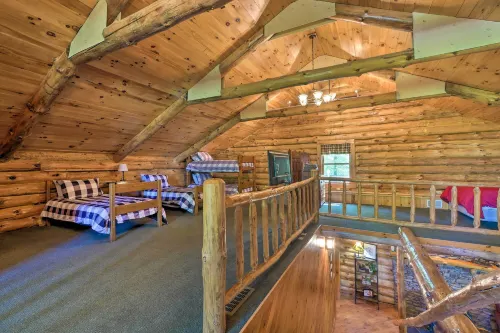 'The Red Pine Cabin' w/ Private Pond & Dock! - 3 stjerner