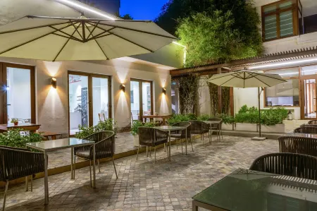 The Manor - New Delhi Отели рядом с достопримечательностью «Dargah Hazrat Nizamuddin»