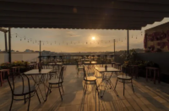 สโตริจ์ โฮม & คอฟฟี่