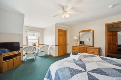 Private Beach Access and Stunning Lake Views - Charming Spacious Haven