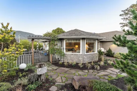 Truly a Treasure by AvantStay Walk to Beach Patio