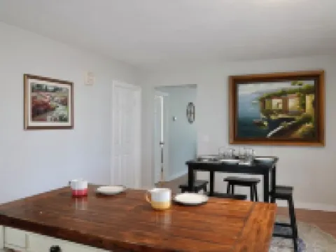 Cozy 2-bedroom stay in enchanting Smithfield with AC, WiFi Hotels in Smithfield