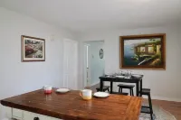 Cozy 2-bedroom stay in enchanting Smithfield with AC, WiFi فنادق في سميثفيلد