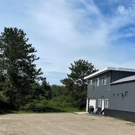 Beautiful modern 2 bedroom apartment, near trails, with big parking lot