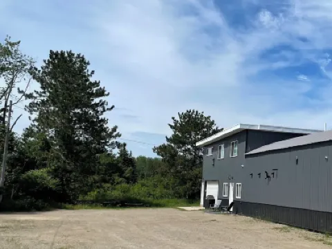 Beautiful modern 2 bedroom apartment, near trails, with big parking lot Hotels in 