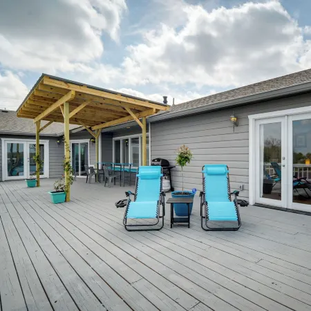 Pet-Friendly Texas Retreat w/ Deck & Gas Grill!