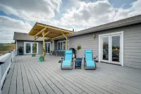 Pet-Friendly Texas Retreat w/ Deck & Gas Grill!