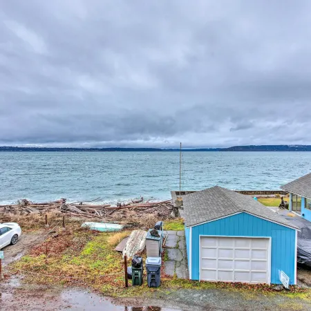 Tacoma 'Dash Point Beach Cabin' w/ Balcony!