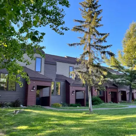 Lutsen Ski-In/Ski-Out Townhome w/Pool and Hot Tub Access!