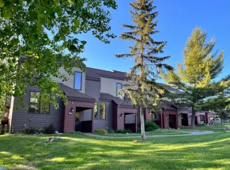 Lutsen Ski-In/Ski-Out Townhome w/Pool and Hot Tub Access!