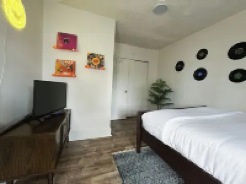 Groovy 1 Bedroom Apartment in Woodstock - AC & WiFi!