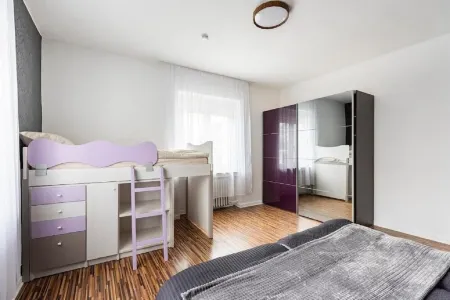 Maybach 4-Bedroom Apartment – Spacious, Stylish & Close to Düsseldorf Fair.