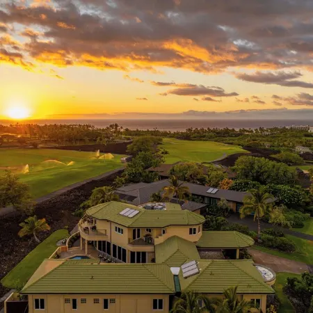 Grand Hawaiian Retreat–Volcano & Golf Course Views, Beach Club, Pool, Golf Carts