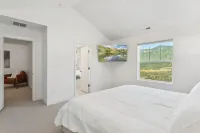 Park City close-4-bedroom, 3.5 bath new home with Fast WiFi, AC, Garage & VIEWS!