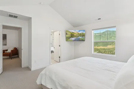 Park City close-4-bedroom, 3.5 bath new home with Fast WiFi, AC, Garage & VIEWS!