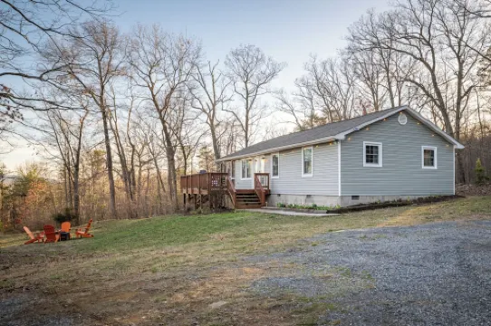 NEW Cozy Secluded Mountain Cabin: Hot Tub with Views, Pets OK, Firepit & Smores