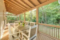 Serene Kentucky Cabin w/ Fireplace + Fire Pit! Hôtels à : Comte de Grant