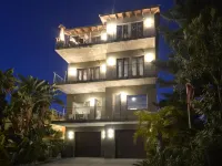 MODERN HOME STEPS FROM BEACH