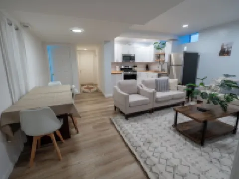 Spacious and Stylish Apartment Perfect for Your Getaway in Beverly! ビバリーのホテル