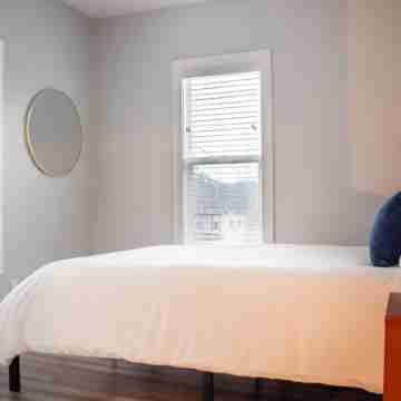 Entire Home Near Downtown Rooms