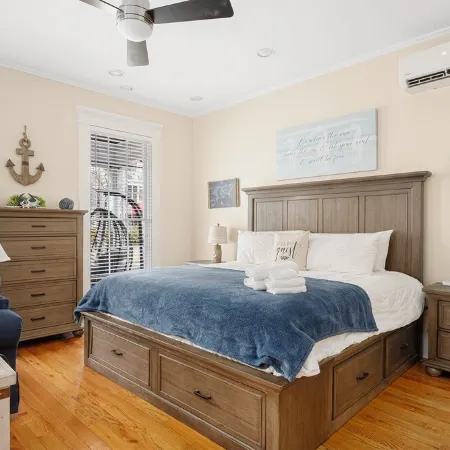 Downtown Bristol Condo Near Ferry & Waterfront Отели в г. Бристоль