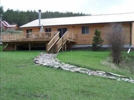 Creekside Cabin With Mountain Views