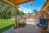 Spacious Modern Home with Pool and Relaxation - Stylish Tranquil Oasis