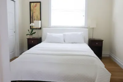 Beautiful stand alone home one a large private lot in an upscale neighborhood 더 그로브 호텔