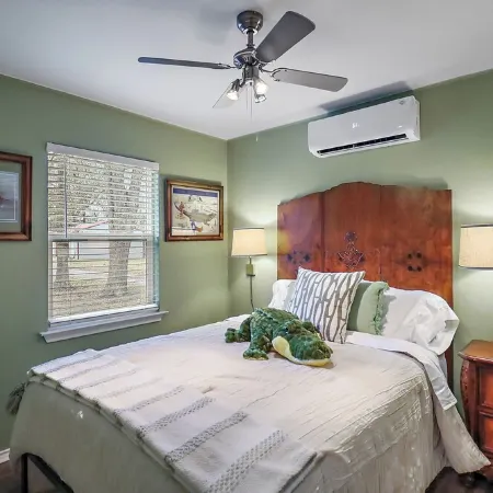 Gator Getaway - Charming 2-bedroom cottage with WiFi, AC in delightful Anahuac.
