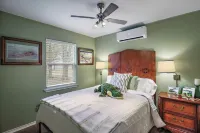 Gator Getaway - Charming 2-bedroom cottage with WiFi, AC in delightful Anahuac.