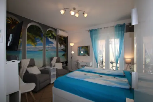 Blue Adria Suite 1 - romantic for 2 on the footpath to the beach and city center