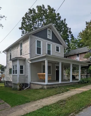 Charming 3-bedroom house with WiFi and AC in Brookville's quiet Northside