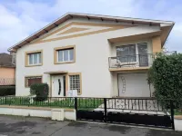 La Villa Sainte-rose: Gîte 3 Chambres Avec Jardin à 5 min de la Cité des Loisirs