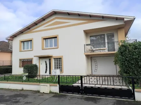 La Villa Sainte-rose: Gîte 3 Chambres Avec Jardin à 5 min de la Cité des Loisirs Отели рядом с достопримечательностью «Thermapolis»