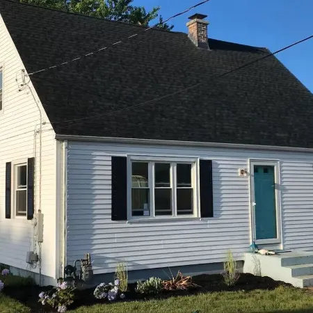 Charming private home. Walk to beach, restaurants, entrance to the Cliff Walk!