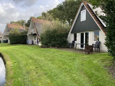 Heerlijk Vakantiehuis aan de Vijver met Whirlpool en Open Haard! Huisdier Welkom โรงแรมใน