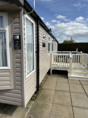Lovely holiday caravan, located in Skegness - 10 minutes drive from the beach!