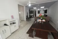 I rent a beach house with a swimming pool, air conditioning, pool table and sauna. Hotels in Matinhos