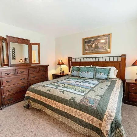 Gorgeous Tahoe Condo/Pools/Hot Tub/Tennis/ 1/2 Mile to Beach!
