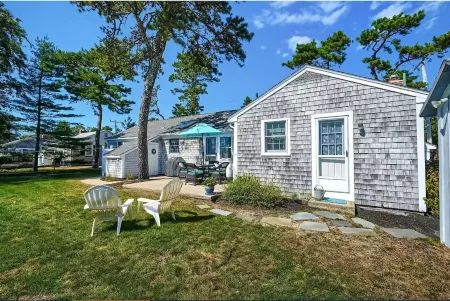 Quiet, Clean West Dennis Home - Walk to Beach Отели в г. Деннис