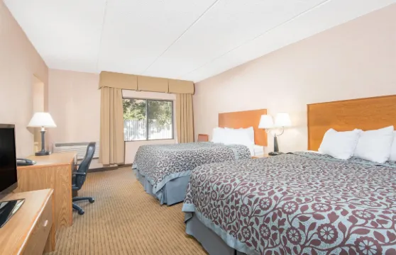 德盧斯湖畔漫步戴斯酒店