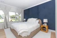 Modern, new 4-bedroom with private beach, heated pool and all the amenities Hotels in Greenport West