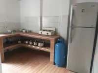 La casa está ubicada cerca al centro, parqueadero gratis para vehículo mediano.